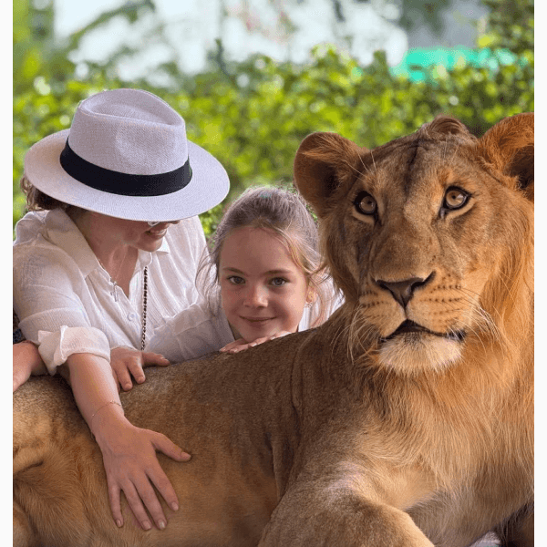 Певицу Максим раскритиковали за фото с дикими животными