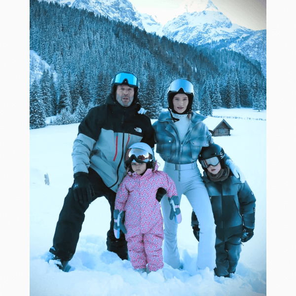 Рози Хантингтон-Уайтли поделилась редким снимком с детьми