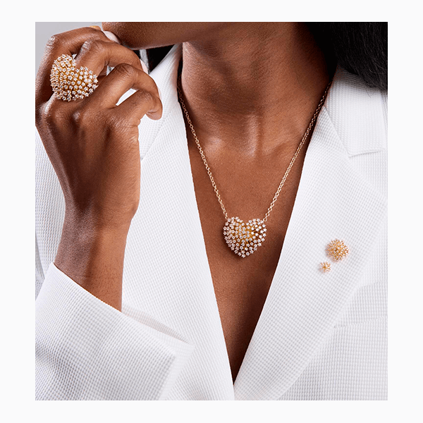 Какие камни и символы в украшениях притягивают любовь?