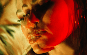 «Миленький ты мой»: какие вредные советы и модели поведения содержатся в известных песнях