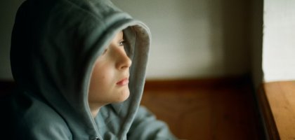 Как поддержать ребенка и помочь ему, если над ним смеются в школе