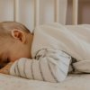 Какой режим сна у ребенка раннего возраста: как наладить, таблица по месяцам