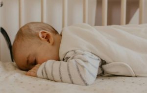 Какой режим сна у ребенка раннего возраста: как наладить, таблица по месяцам