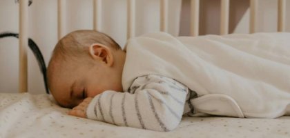 Какой режим сна у ребенка раннего возраста: как наладить, таблица по месяцам