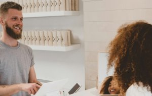 Как реагировать на грубость продавца или официанта