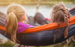 Как сблизиться со взрослой сестрой или братом, если в детстве вы не очень близки