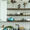 Почему открытые полки на кухне — не самое удачное решение