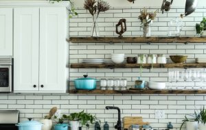 Почему открытые полки на кухне — не самое удачное решение
