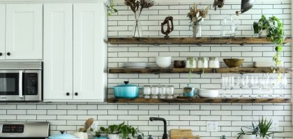 Почему открытые полки на кухне — не самое удачное решение