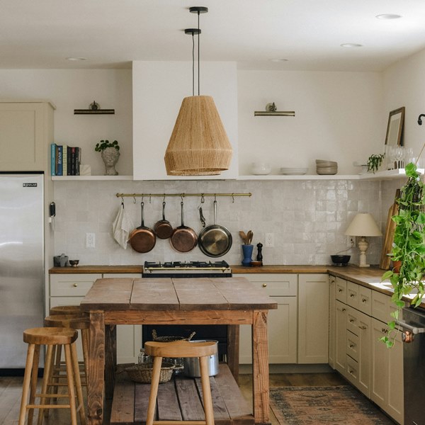 Почему открытые полки на кухне — не самое удачное решение