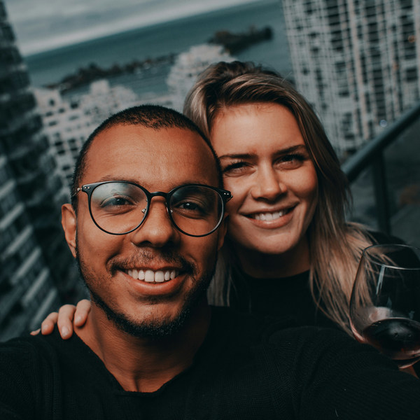 Как соцсети заставляют нас завидовать чужим отношениям