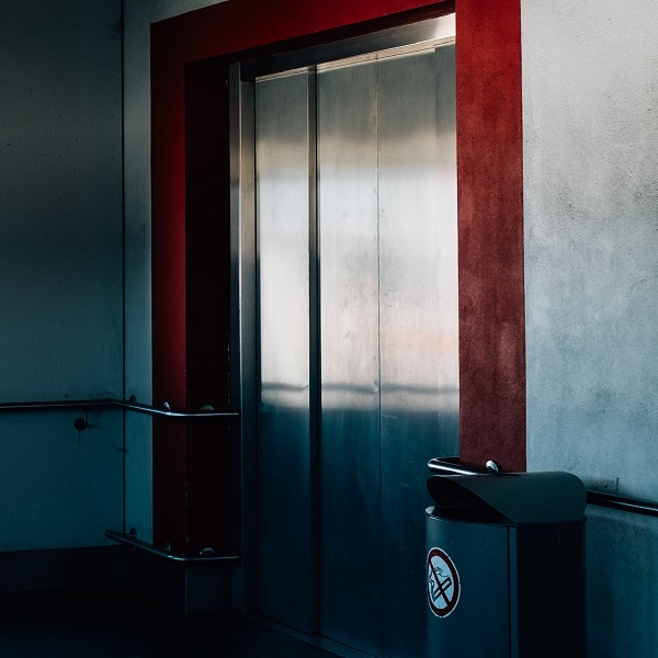 что делать если человек застрял в лифте