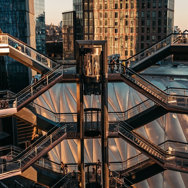 что делать если человек застрял в лифте