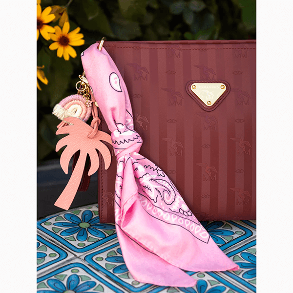 В моду снова вернулся платок как украшение на сумке или на шее