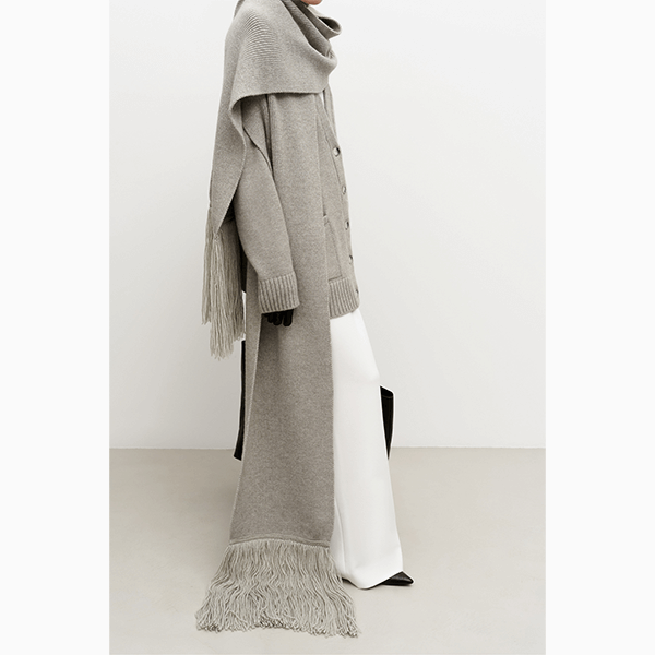 Шарф с бахромой – самый эффектный аксессуар сезона