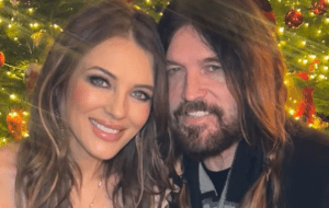 Инсайдеры поделились, что Элизабет Херли пришлось пожертвовать публичностью ради бойфренда