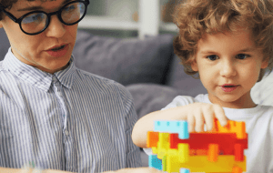 Мама привела ребенка на прием к неврологу, а врач назначил лечение только маме: нормально ли это?