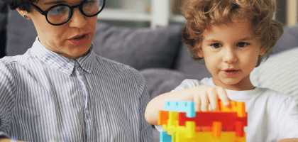 Мама привела ребенка на прием к неврологу, а врач назначил лечение только маме: нормально ли это?