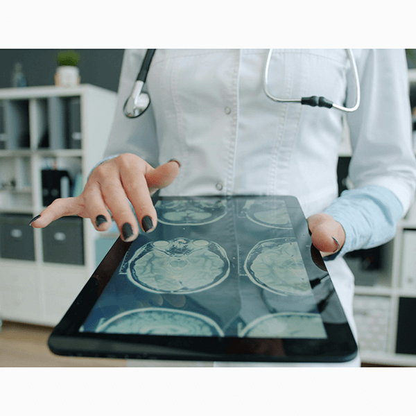 Обезболивающие – единственное средство от головной боли? Разбираем 5 медицинских мифов с неврологом