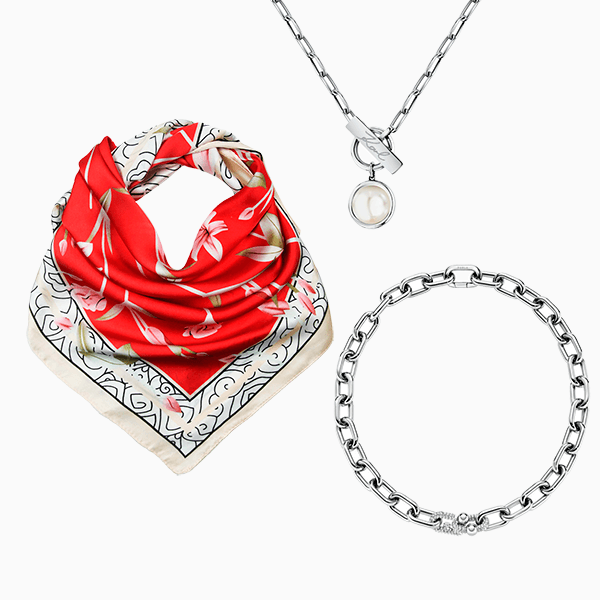 В моду снова вернулся платок как украшение на сумке или на шее