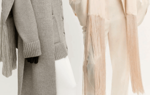 Шарф с бахромой – самый эффектный аксессуар сезона