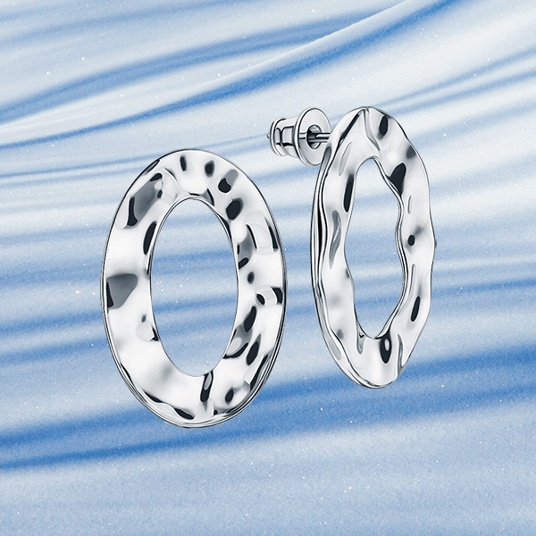 Серьги текучих, плавных форм – настоящий хит 2026 года