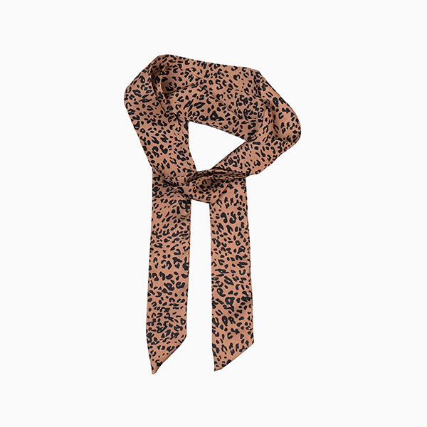 В моду снова вернулся платок как украшение на сумке или на шее