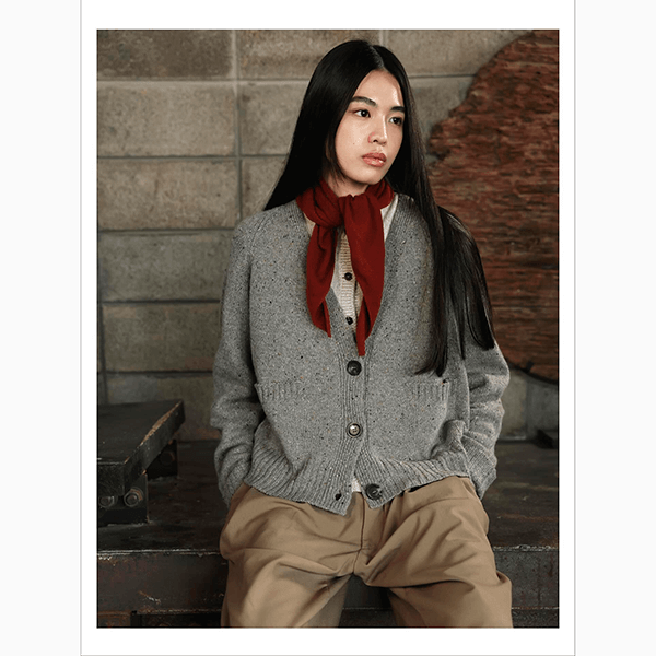 В моду снова вернулся платок как украшение на сумке или на шее