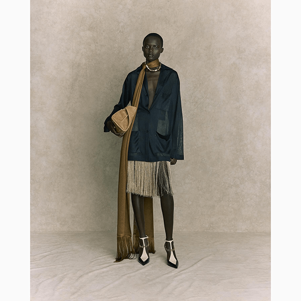 Шарф с бахромой – самый эффектный аксессуар сезона