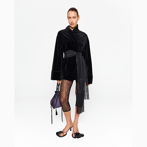 Шарф с бахромой – самый эффектный аксессуар сезона