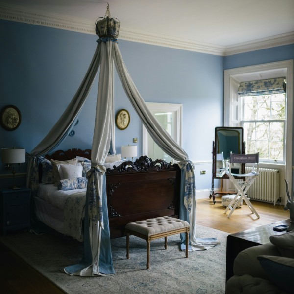 голубая спальня в классическом стиле