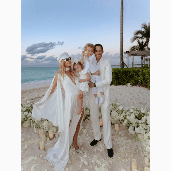 Пэрис Хилтон и ее муж устроили повторный обмен свадебными клятвами