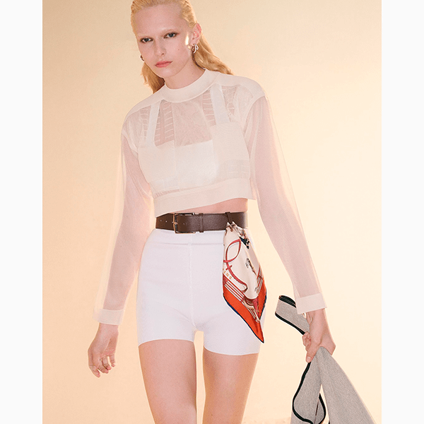 В моду снова вернулся платок как украшение на сумке или на шее