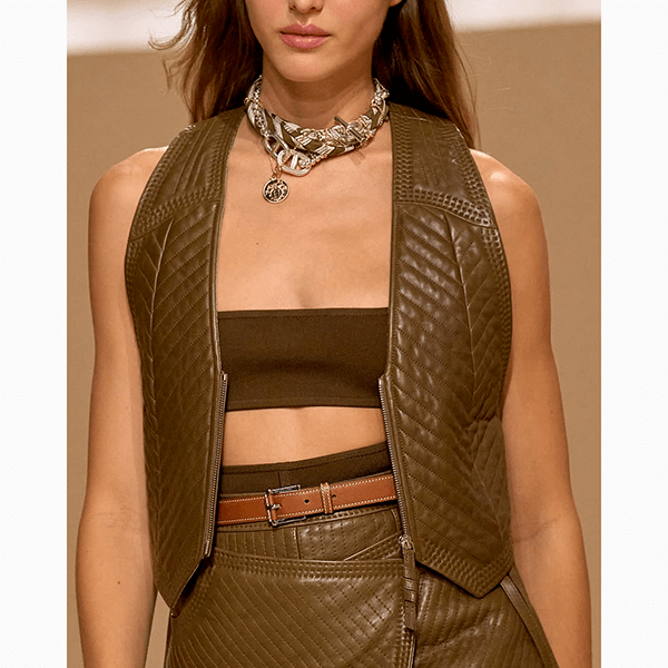 В моду снова вернулся платок как украшение на сумке или на шее