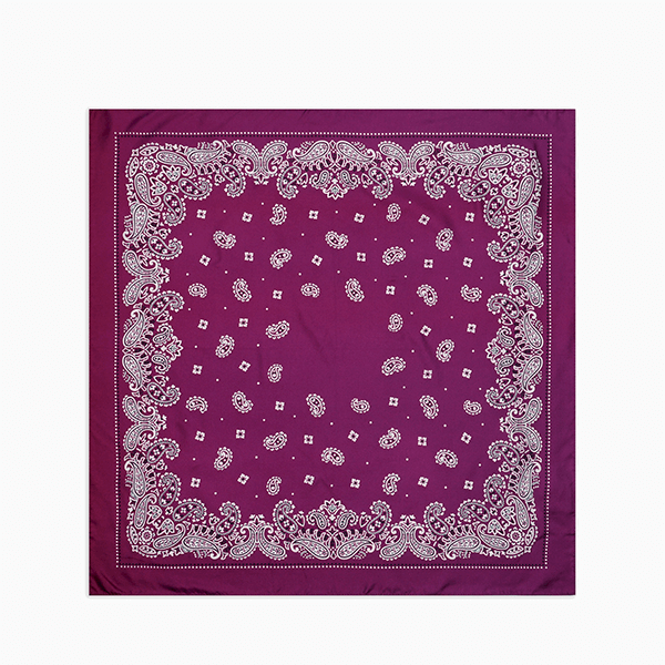 В моду снова вернулся платок как украшение на сумке или на шее