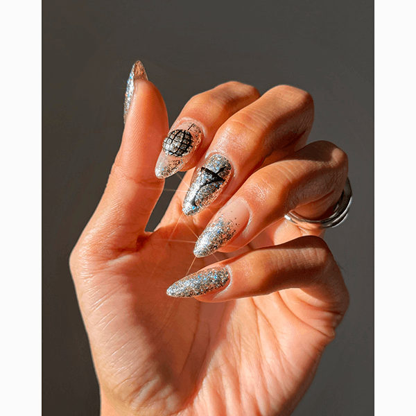 Тихая роскошь, диско-шар, темный френч и другие тренды маникюра зимы –2026