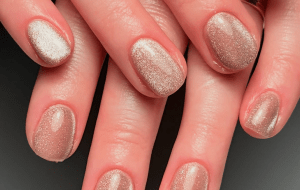 Тихая роскошь, диско-шар, темный френч и другие тренды маникюра зимы –2026