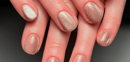 Тихая роскошь, диско-шар, темный френч и другие тренды маникюра зимы –2026