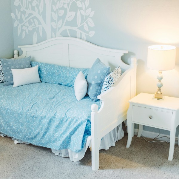 голубая десткая спальня