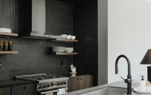 Кухня без верхних шкафов: все «за» и «против»