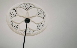 Потолок под покраску или натяжной: плюсы и минусы