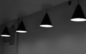 Что выгоднее и лучше: натяжной потолок или покраска