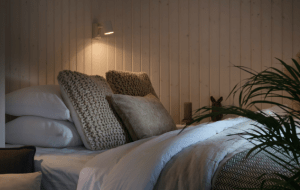 Какие обои выбрать для маленькой спальни, чтобы расширить пространство