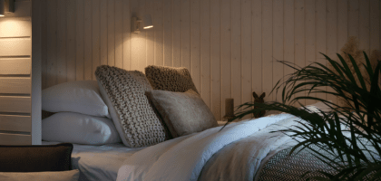 Какие обои выбрать для маленькой спальни, чтобы расширить пространство