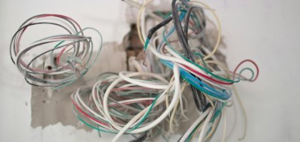 Как спрятать провода без штробления стен