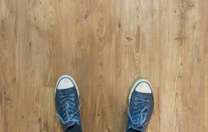 Ламинат или кварцвинил: что практичнее для квартиры или дома