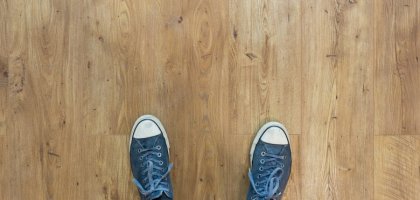 Ламинат или кварцвинил: что практичнее для квартиры или дома