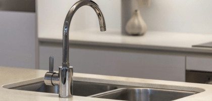 Как выбрать кухонную мойку: нержавейка, камень или керамика