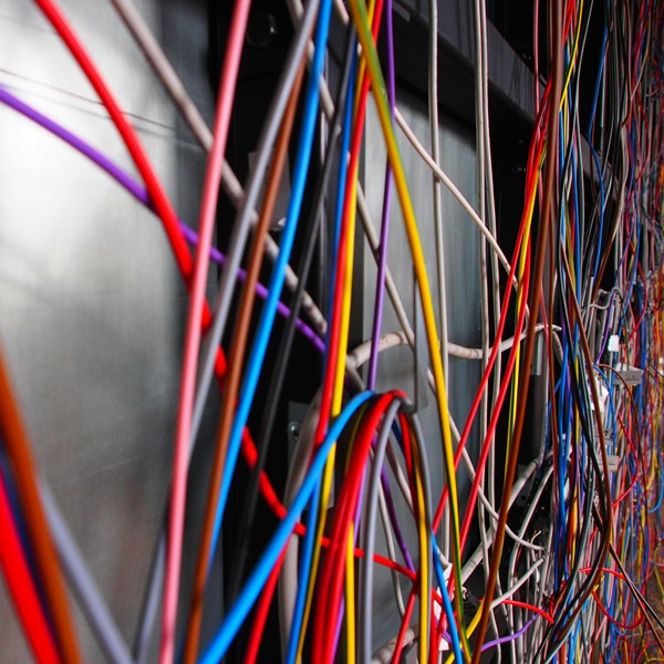 Как спрятать провода без штробления стен