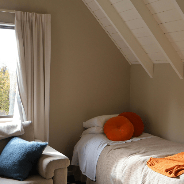 Какие обои выбрать для маленькой спальни